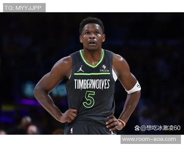 爱德华兹表现平平半场11投仅4中收获10分2篮板并有2次失误